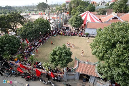 Trai Hà Nội cởi trần thi vật